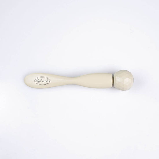UpCircle Eye Roller on Flatlay. 8.5 cm long. with white background. 100% plastic free and made from aluminium.