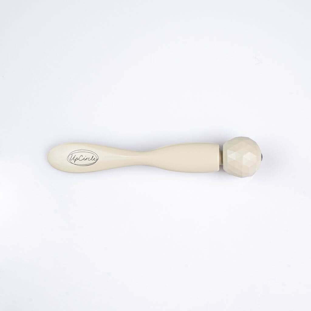UpCircle Eye Roller on Flatlay. 8.5 cm long. with white background. 100% plastic free and made from aluminium.